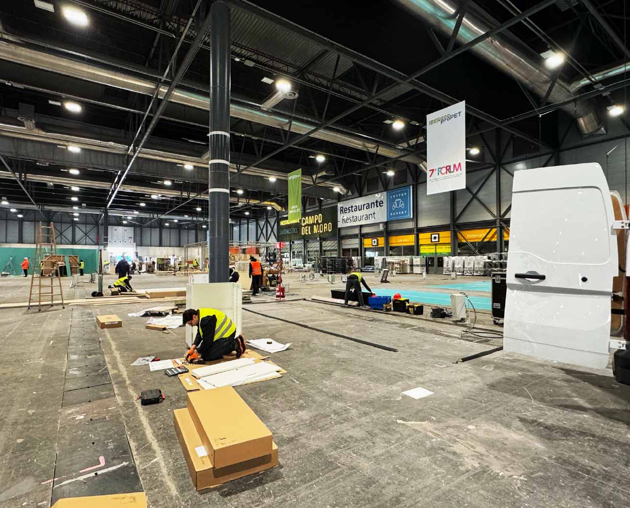 Manufacturing and assembly of stands for trade shows and corporate events. End-to-end production using high-quality materials and professional finishes – WDi.